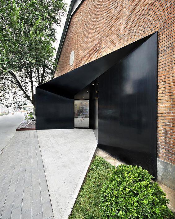 Collection of gates: The entrance of the villa is designed, which immediately increases the value of the mansion.