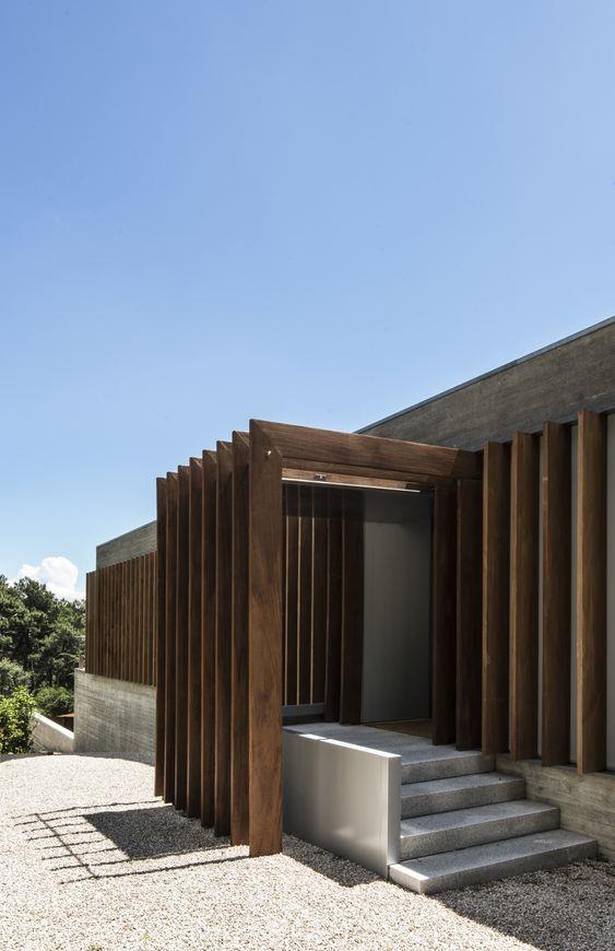 Collection of gates: The entrance of the villa is designed, which immediately increases the value of the mansion.