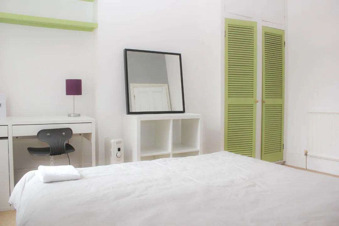 How to choose a wardrobe door? Flat door or carved door? The tablet is minimalist and elegant, with elegant and high-end carvings.