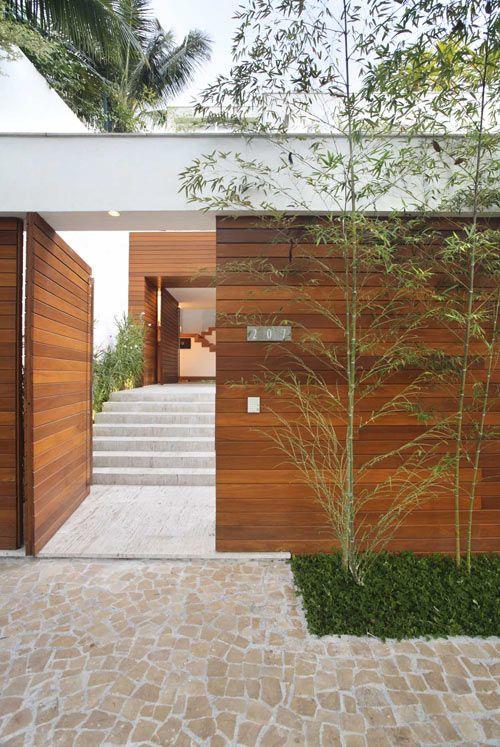 Collection of gates: The entrance of the villa is designed, which immediately increases the value of the mansion.