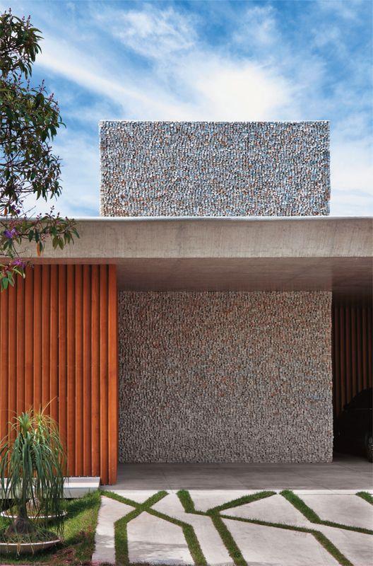 Collection of gates: The entrance of the villa is designed, which immediately increases the value of the mansion.