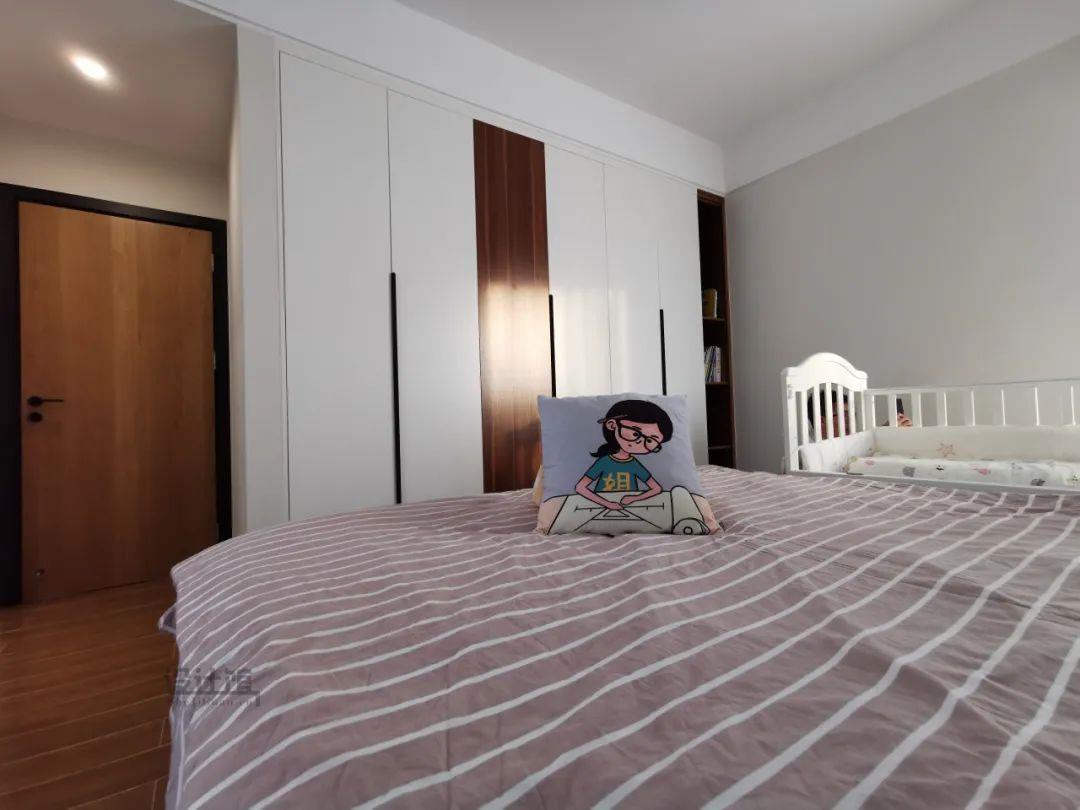 What color should be used for wardrobe doors? Different decoration styles have different choices