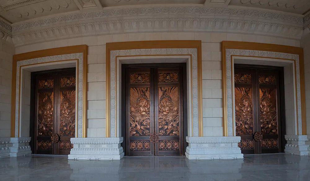 The birth of a bronze door handed down from ancient times