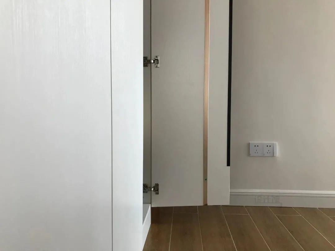 How wide should a wardrobe door be? If it is too big, it is difficult to open the door; if it is too small, it will easily deform.