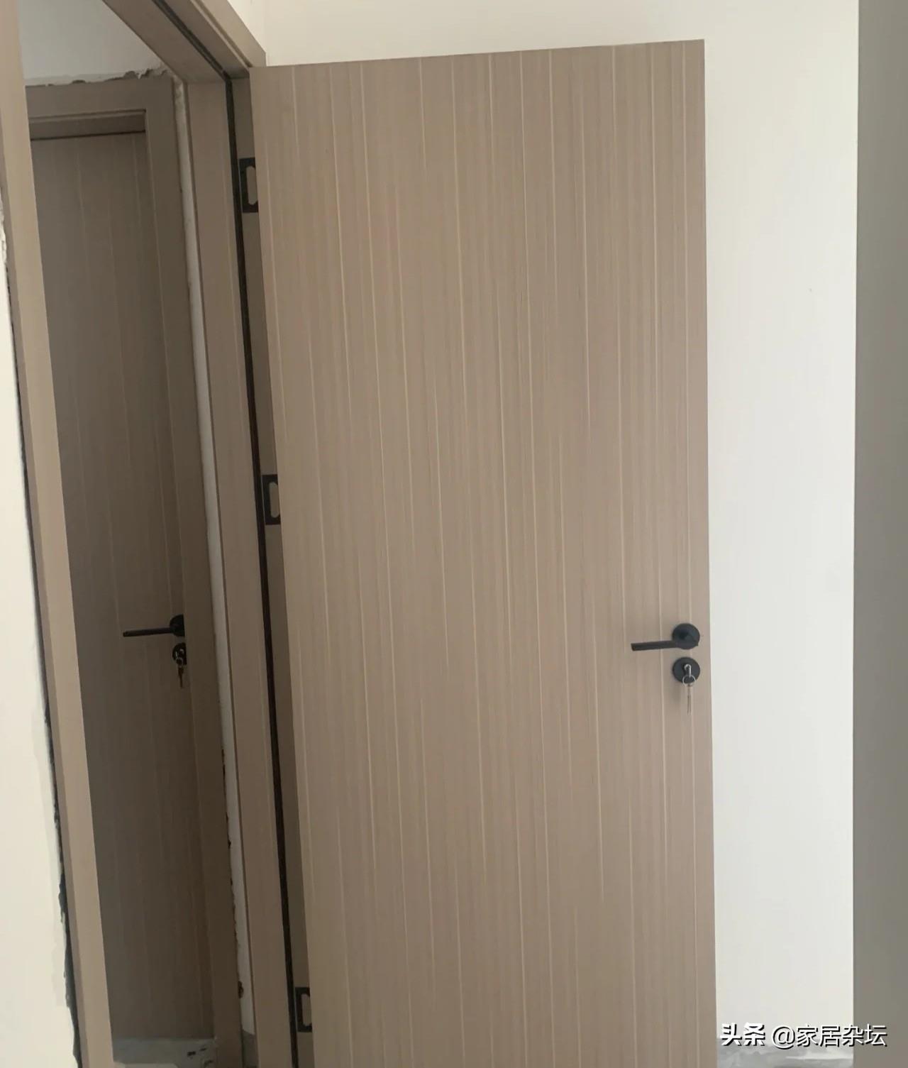 Should I choose paint-free or painted wooden doors? I didn\'t expect the difference to be so big! It’s only practical if you choose the right one