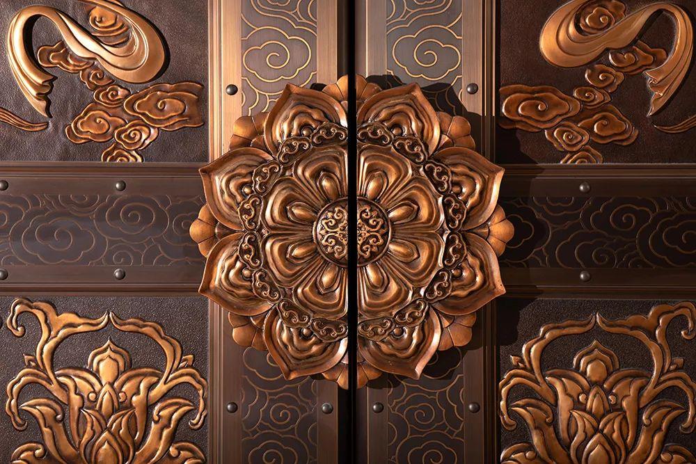 The birth of a bronze door handed down from ancient times