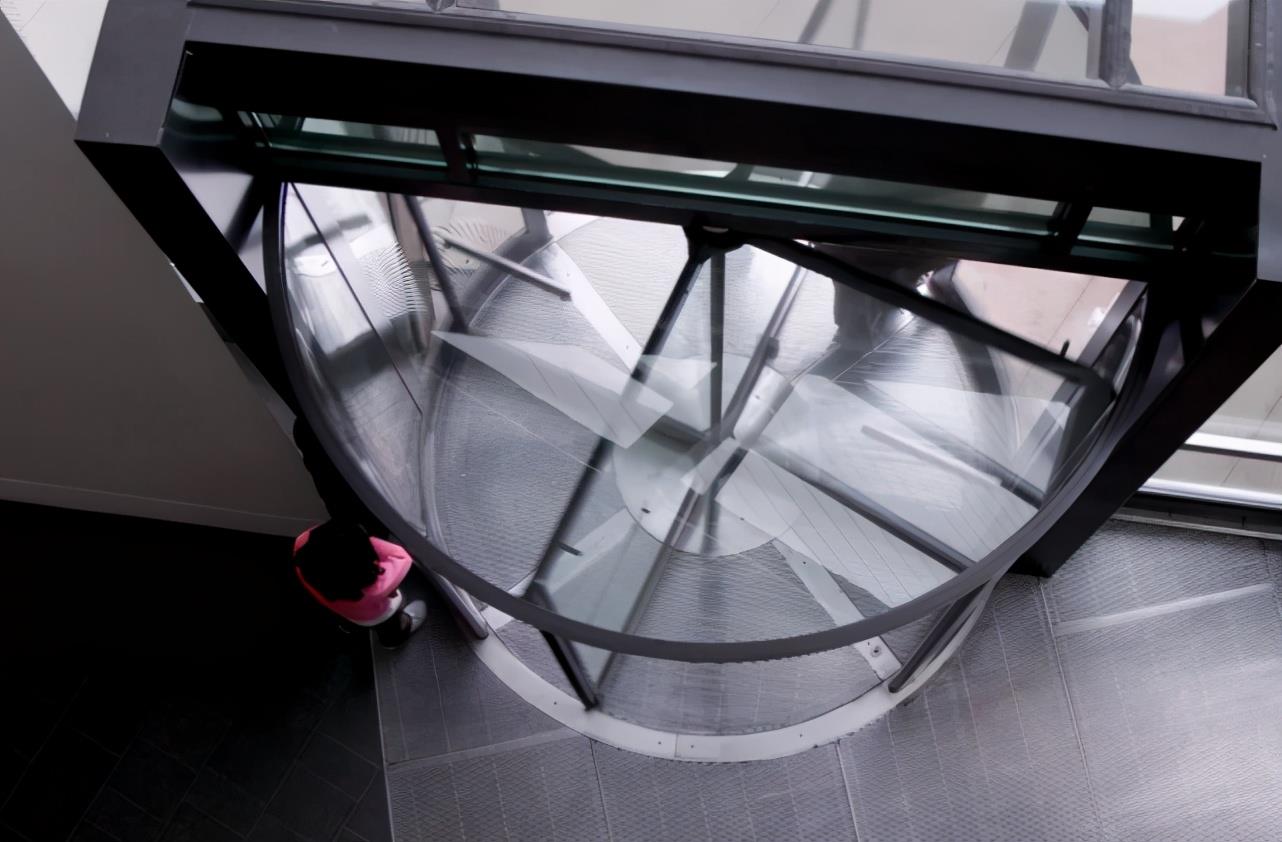 The revolving door of the building that cannot be accessed quickly may seem useless, but it is actually the king of design that saves the building.