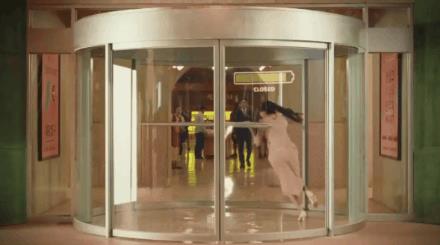 The revolving door of the building that cannot be accessed quickly may seem useless, but it is actually the king of design that saves the building.