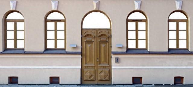 What is the difference between aluminum wooden doors and solid wood doors?