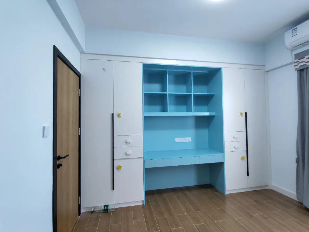 What color should be used for wardrobe doors? Different decoration styles have different choices