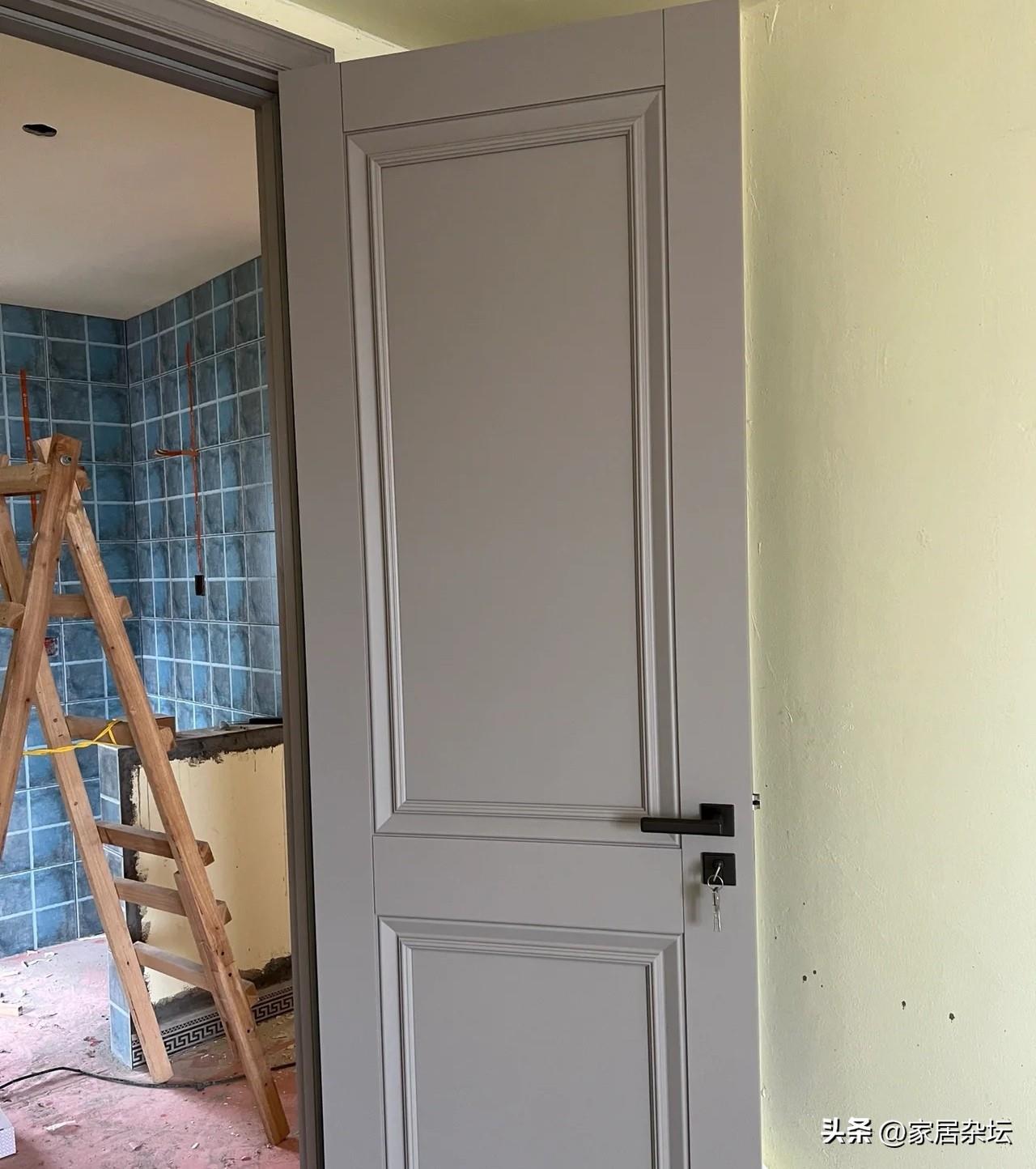 When choosing a bedroom door for decoration, it is recommended not to choose these 5 types. This is not pretentious, but it is too difficult to use.