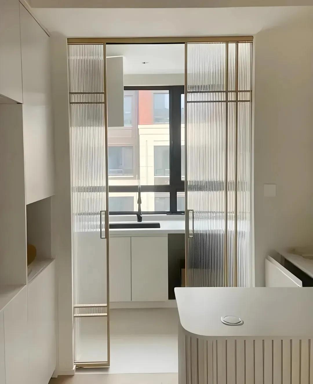 Are more and more people not installing sliding doors in their kitchens? It is now popular to dress like this, which is both beautiful, practical and high-end