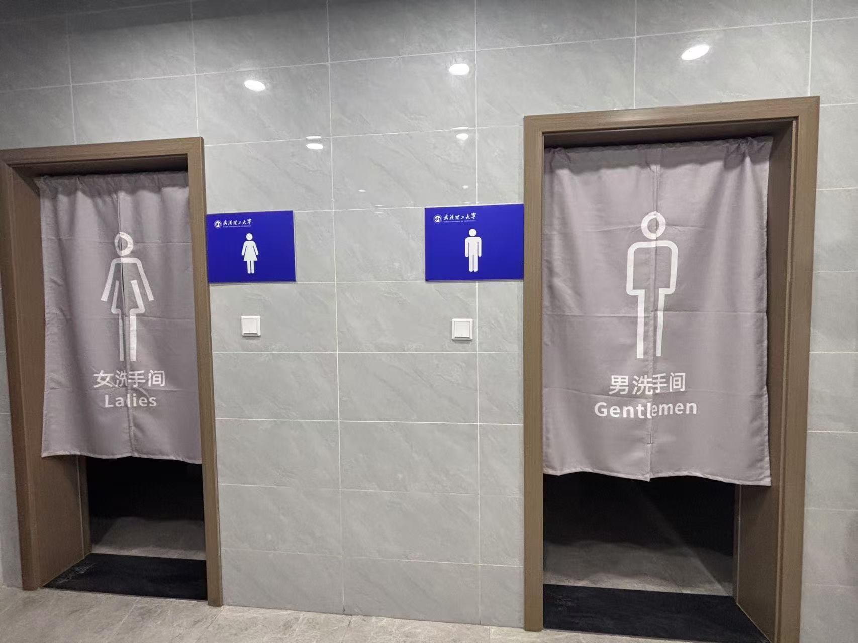 The door curtain of the men\'s restroom is painted with a female image and says \"Ladies\". Netizen: Where should I go in? I\'m waiting online. It\'s quite urgent.