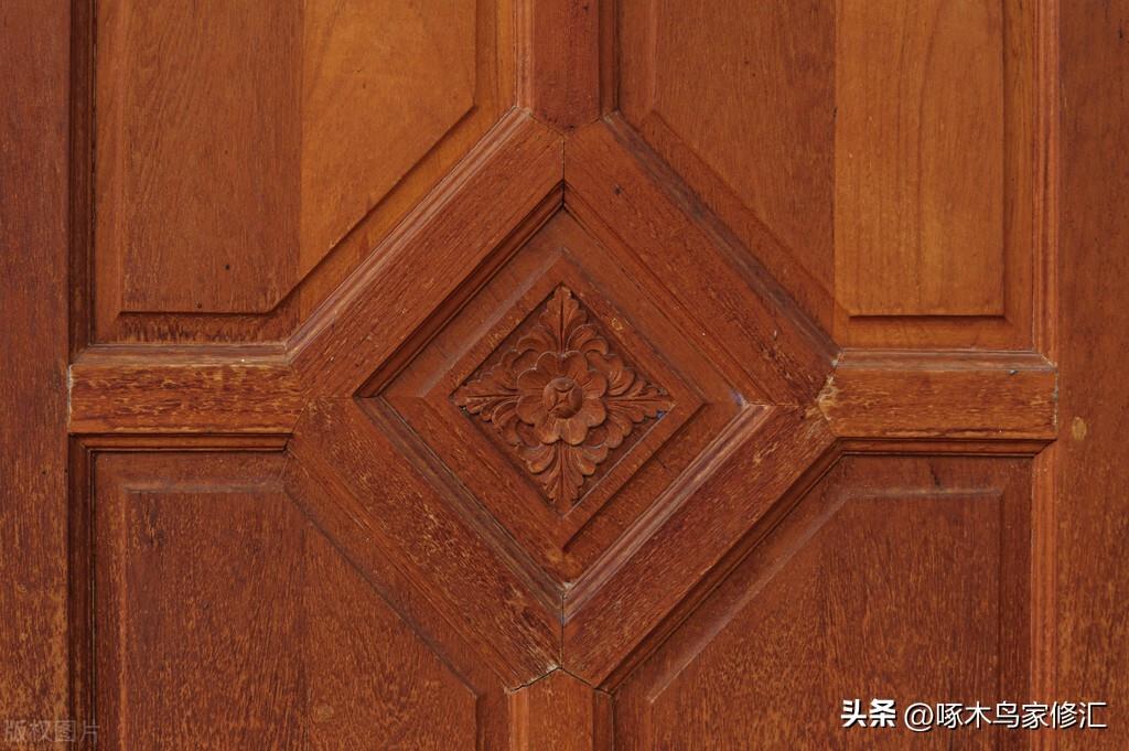 When choosing doors for decoration, is it better to choose wooden doors or steel-wood doors?