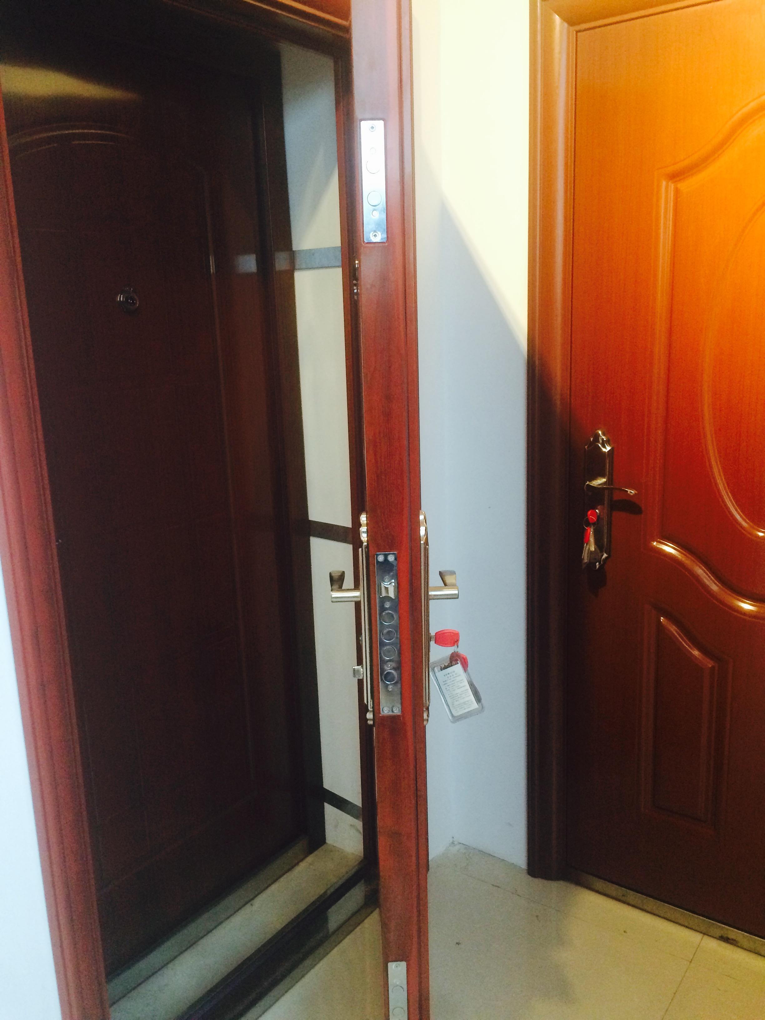 Should I replace the entrance door installed by the developer during renovation? Let’s first check whether it’s a security door or not.