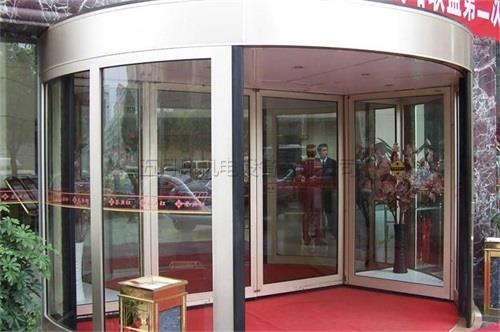 What are the common misunderstandings about automatic revolving doors?