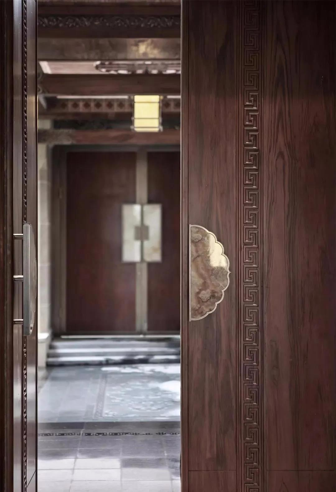 Don’t underestimate the door cover when buying wooden doors, it’s very important! If you don’t choose well, your appearance will be ruined every minute.
