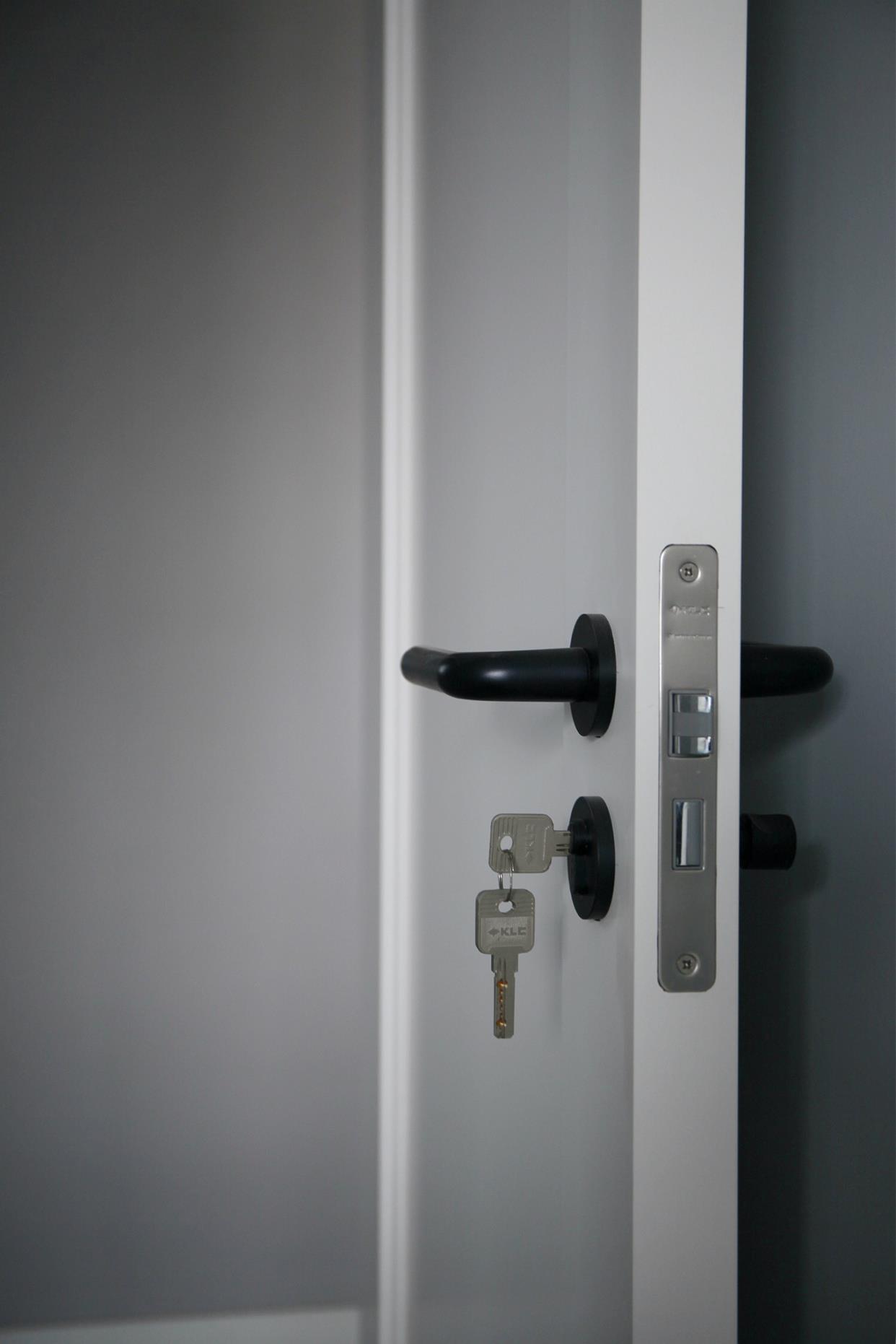 The thicker the security door, the better? That’s missing the point! 4 simple points to ensure home security