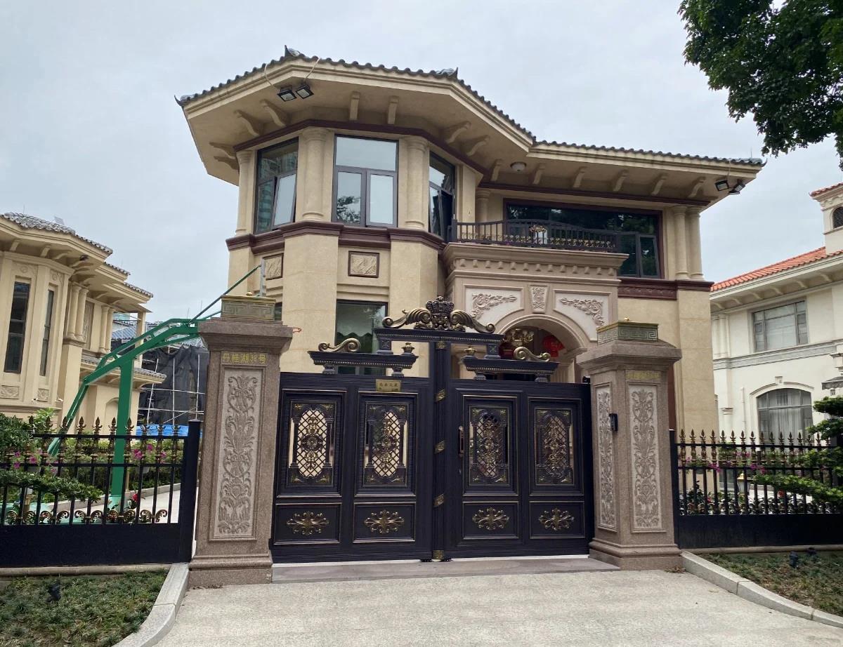 Why do many villas now like to install double and double doors?