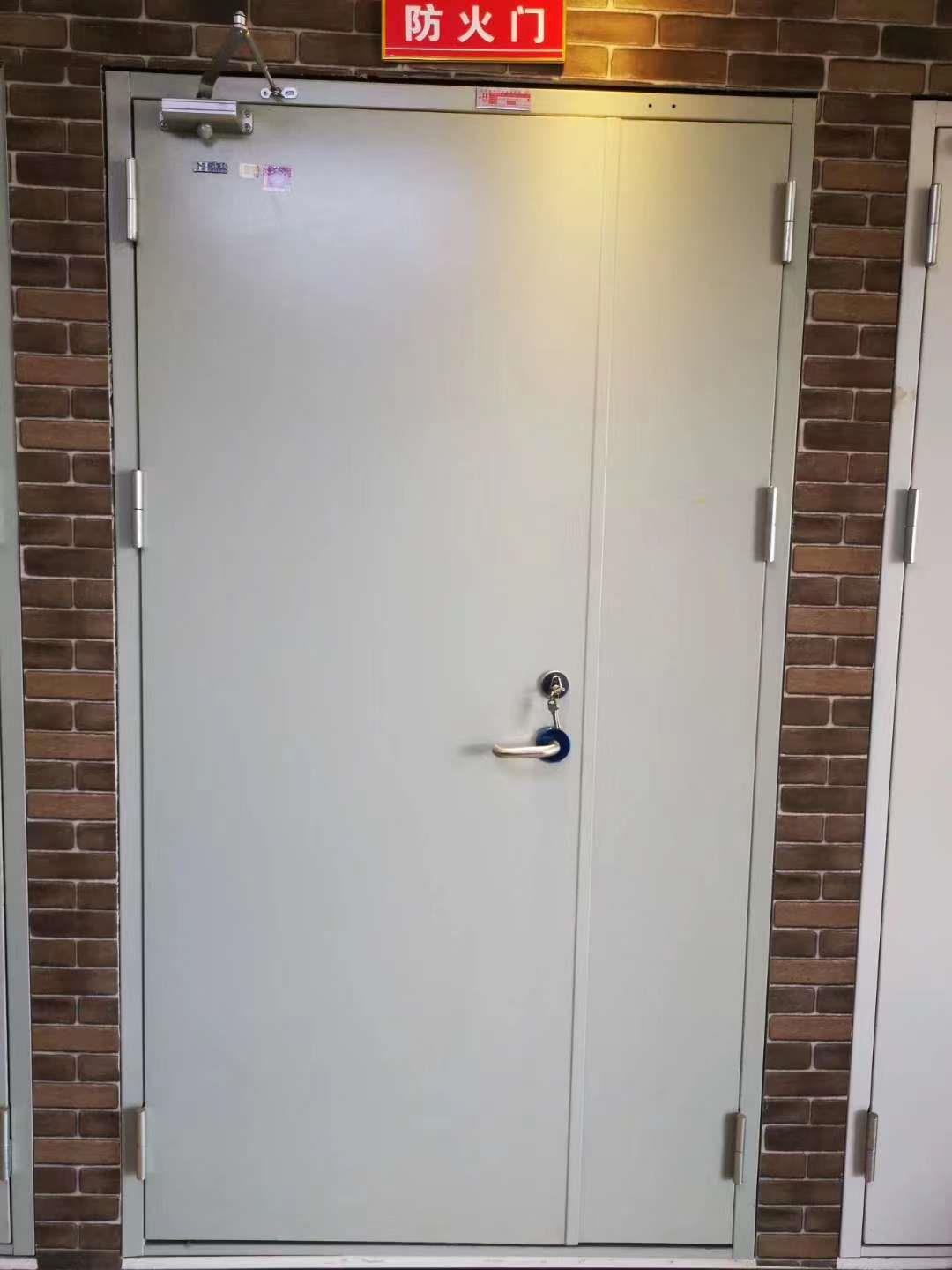 What are the dimensions and specifications of fire doors and the classification of fire door materials?
