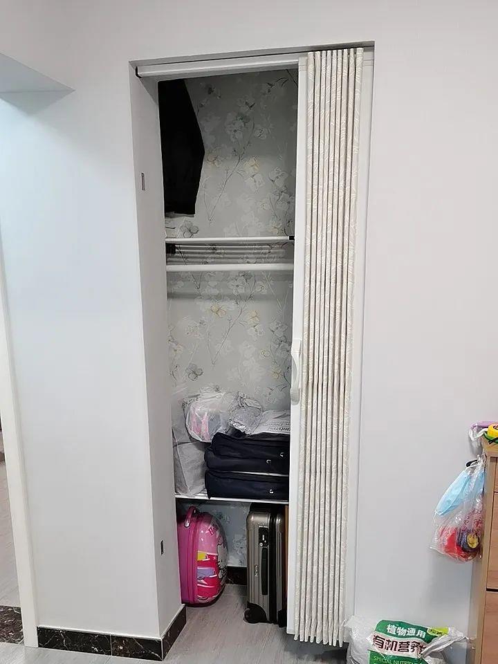 The bathroom is too small and the toilet is blocking the door? Try folding doors to save space and be practical