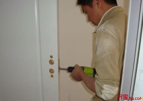 What should I do if the wooden door at home is warped? Even using 502 glue is useless! urgent!