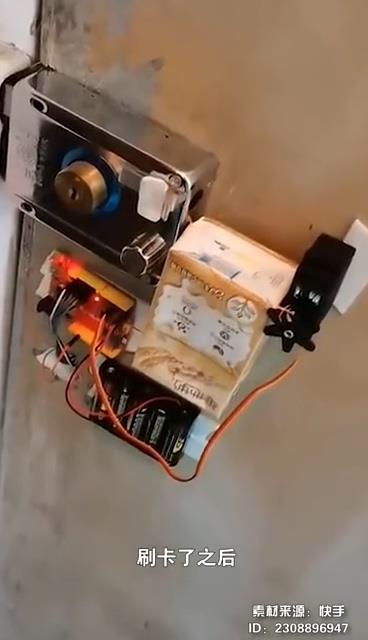 Freshman boy invents dormitory credit card automatic door Netizen: Milk box is the soul of assembly