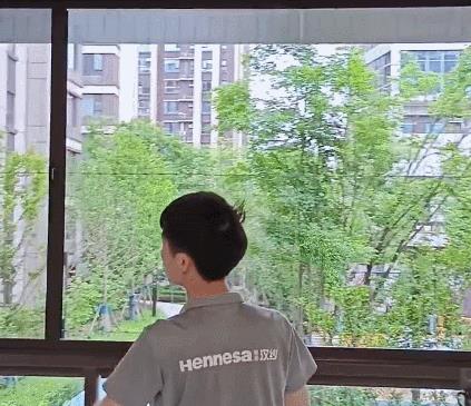 The balconies of high-rise buildings are sealed, and the property management does not allow the removal of guardrails! After seeing this operation at my neighbor’s house, I’m convinced