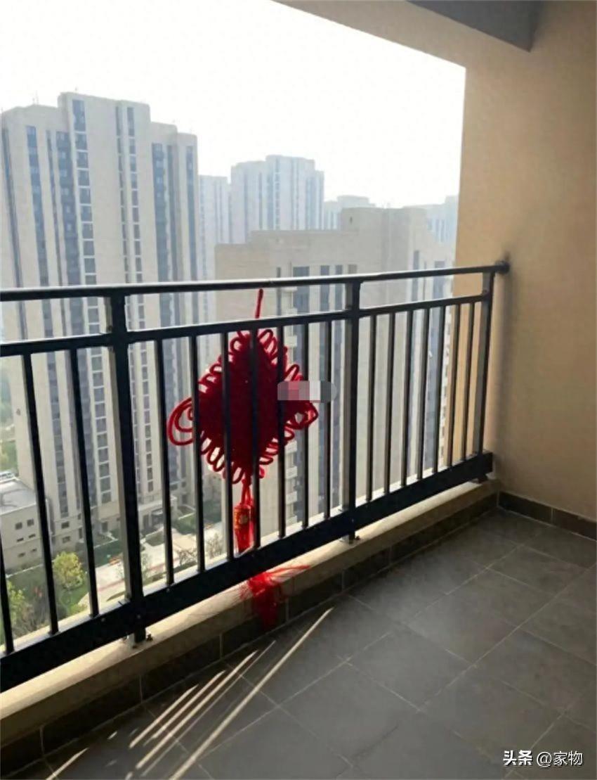 The balconies of high-rise buildings are sealed, and the property management does not allow the removal of guardrails! After seeing this operation at my neighbor’s house, I’m convinced