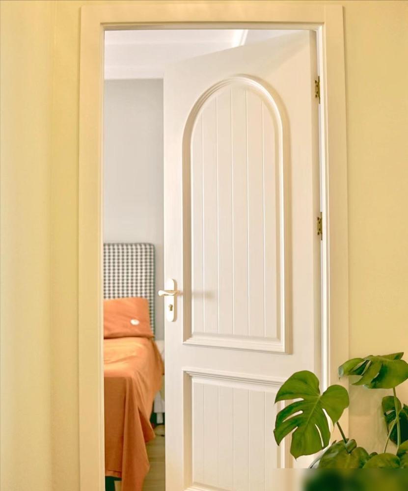 How to choose between solid wood doors and solid wood composite doors? Give you comparative results to make the right choice during decoration