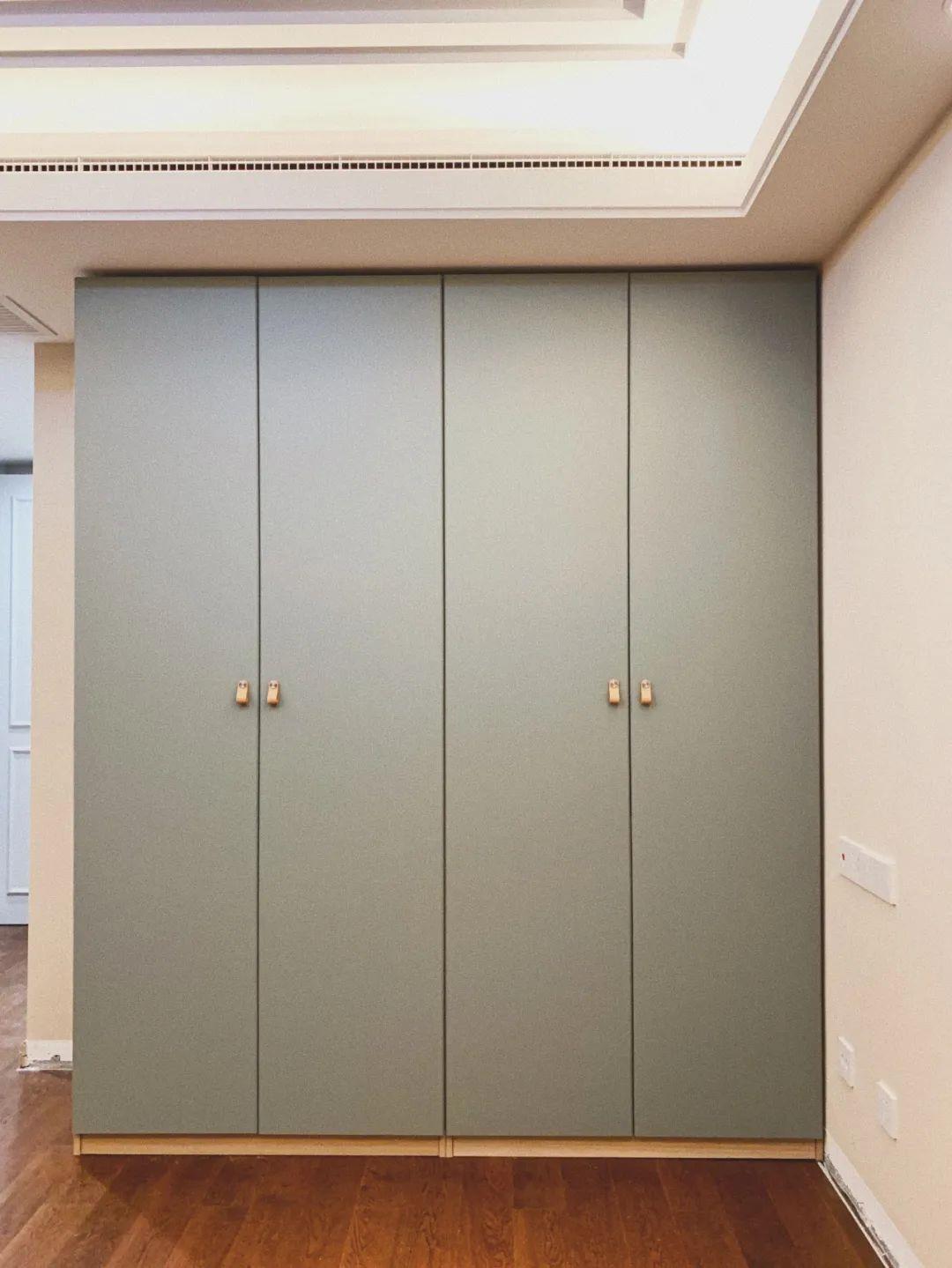 The wardrobe doors are well matched and the bedroom style is much more beautiful.