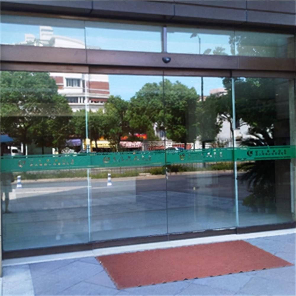 What are the characteristics of sliding automatic doors?