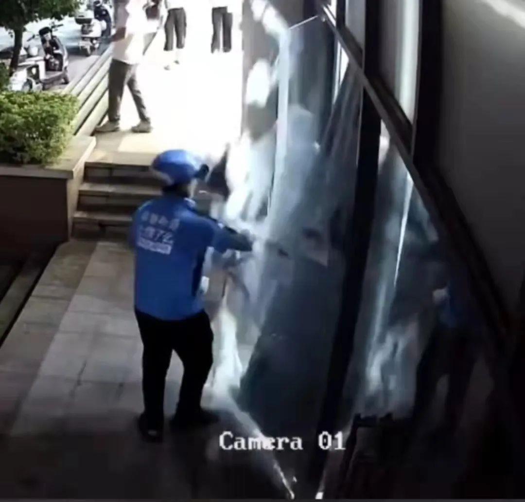 The glass door suddenly broke when the delivery man was delivering the food. The merchant asked the delivery man to pay 600 yuan in compensation. The lawyer responded.