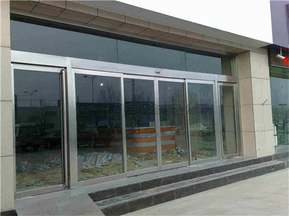 What are the characteristics of sliding automatic doors?