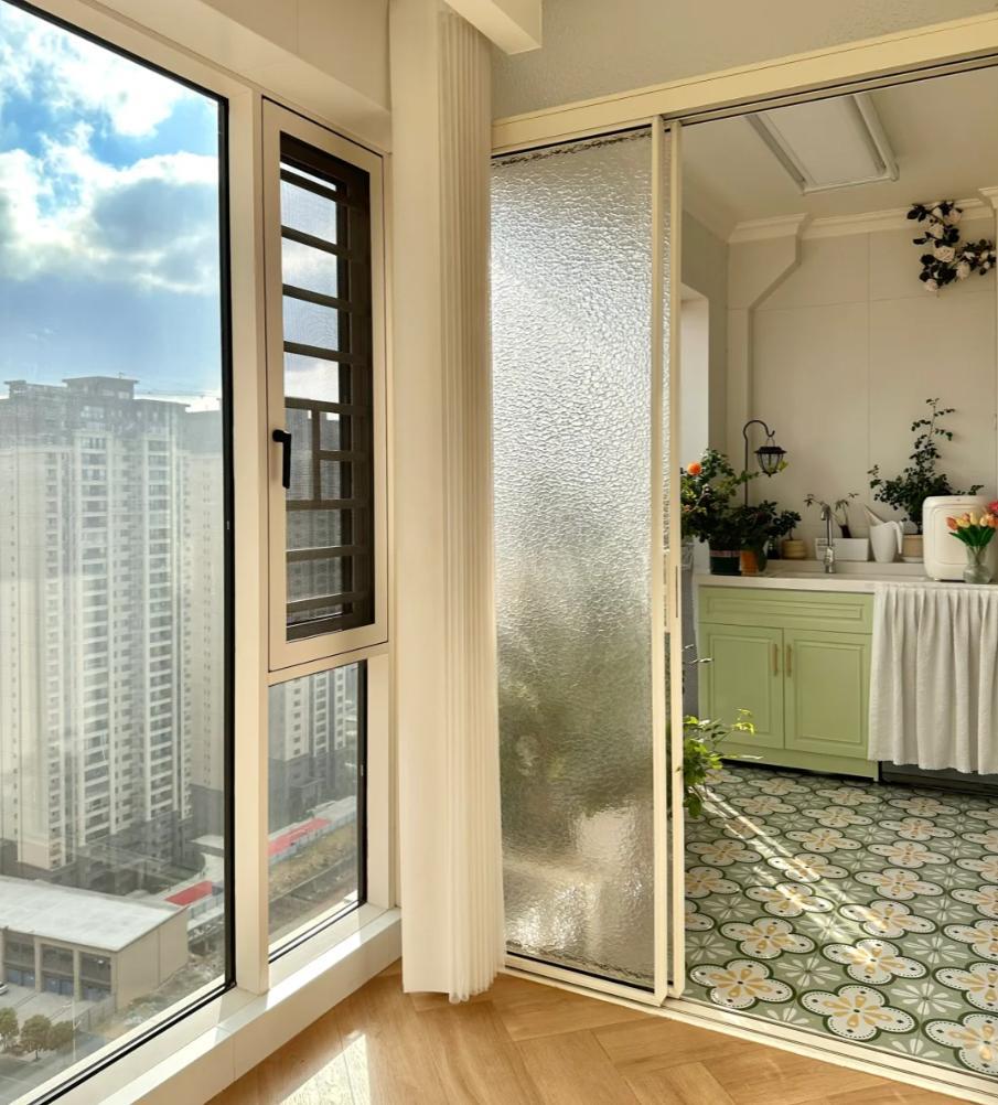 I admit that I am a \"local dog\"! I didn’t expect that the balcony would be so cool after being designed like this.