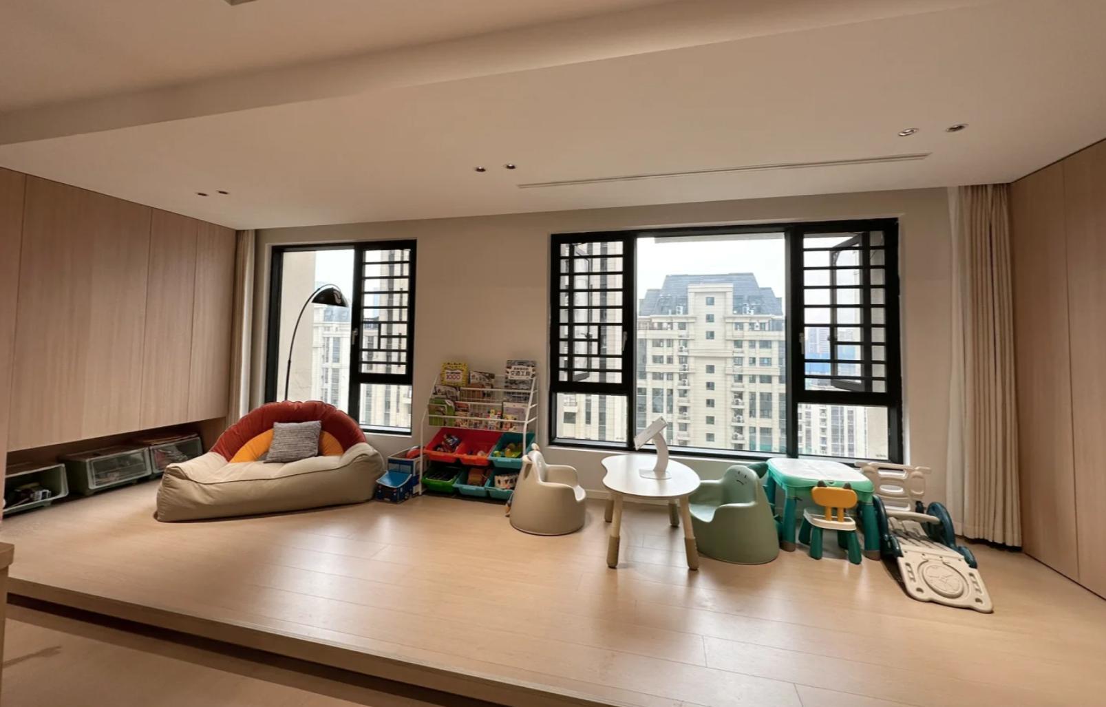 I admit that I am a \"local dog\"! I didn’t expect that the balcony would be so cool after being designed like this.