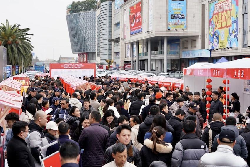 Sichuan: Special cars and trains deliver workers to their posts with precise delivery to their doorsteps