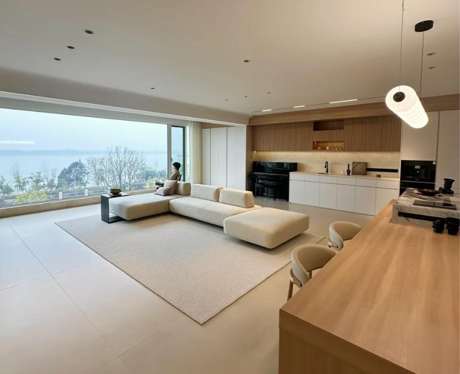 I admit that I am a \"local dog\"! I didn’t expect that the balcony would be so cool after being designed like this.