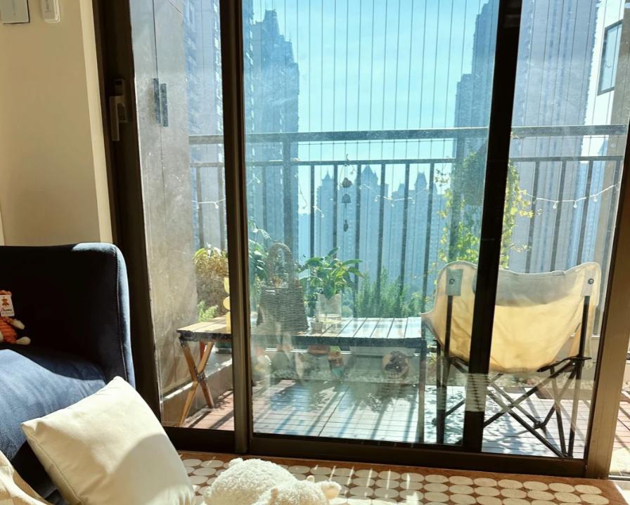 I admit that I am a \"local dog\"! I didn’t expect that the balcony would be so cool after being designed like this.