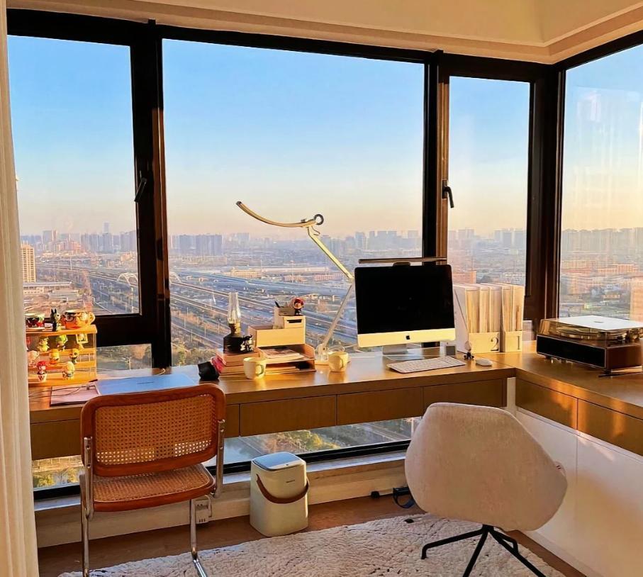 I admit that I am a \"local dog\"! I didn’t expect that the balcony would be so cool after being designed like this.