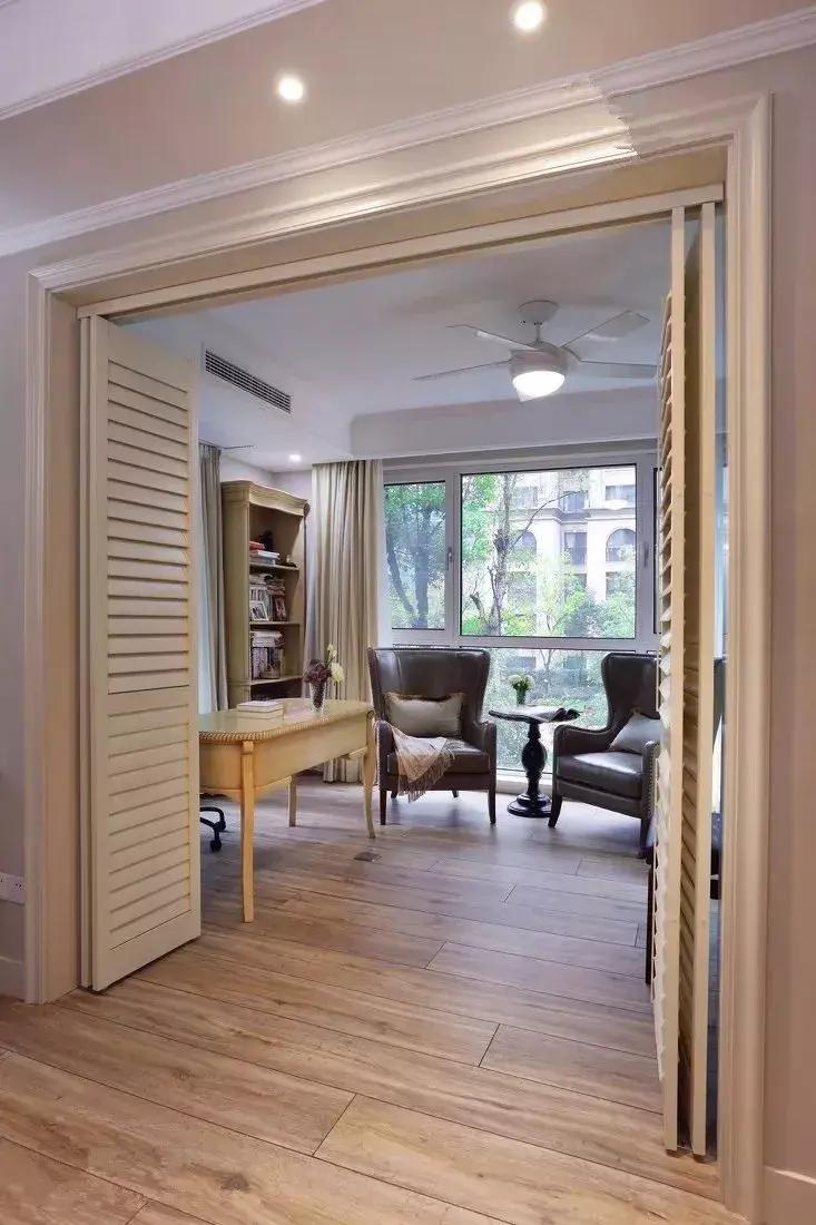 When choosing doors for small apartments, folding doors are a good choice, saving space and improving space utilization.