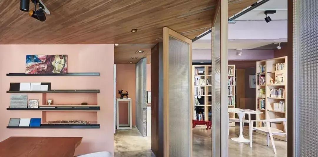 When choosing doors for small apartments, folding doors are a good choice, saving space and improving space utilization.