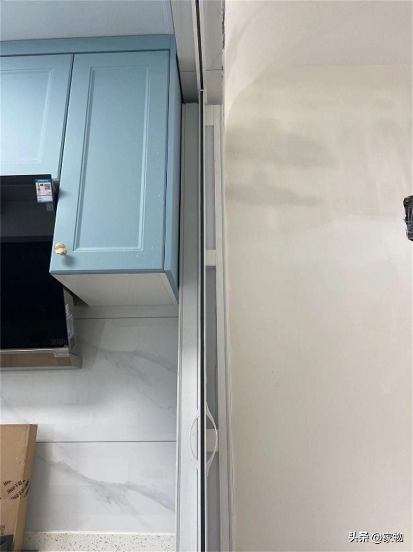 No more sliding doors in the kitchen! Nowadays, this kind of \"folding door\" is popular, which saves space and is easy to use.