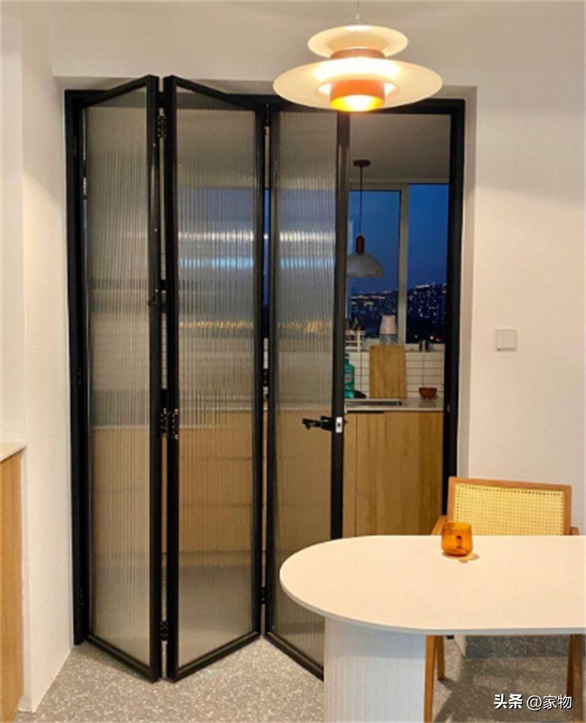No more sliding doors in the kitchen! Nowadays, this kind of \"folding door\" is popular, which saves space and is easy to use.