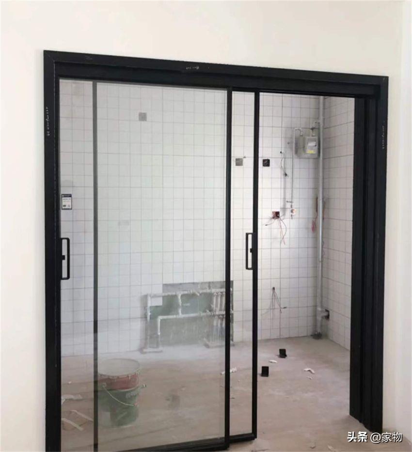 No more sliding doors in the kitchen! Nowadays, this kind of \"folding door\" is popular, which saves space and is easy to use.