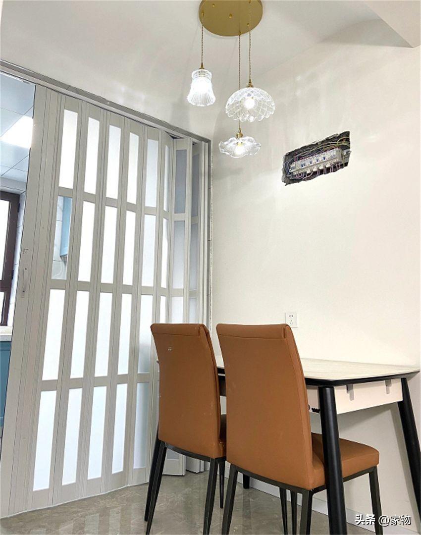 No more sliding doors in the kitchen! Nowadays, this kind of \"folding door\" is popular, which saves space and is easy to use.