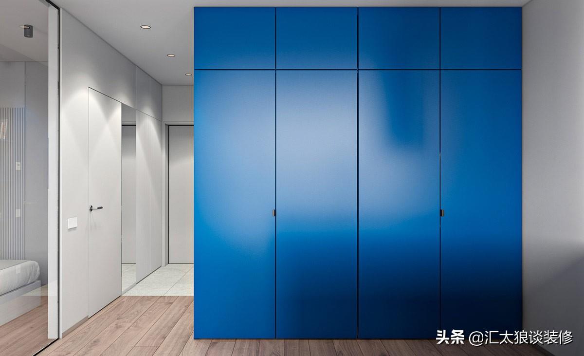 The kitchen is hidden in the cabinet, the door is integrated with the wall, and the whole house is in order. It looks so healing.