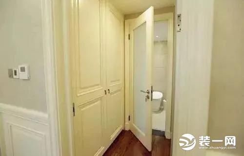 Does the bathroom door open inwards or outwards? “Adapting measures to local conditions” is the best solution