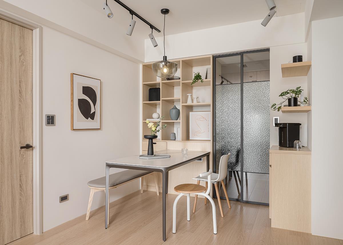 There is no sunken entrance hall to collect dust, but there is an additional folding door, which can be called a \"textbook style\" decoration.