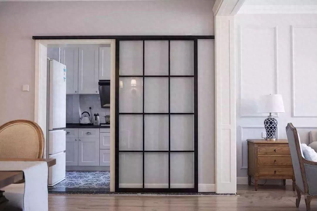 The kitchen is equipped with glass sliding doors, which is simple and bright and everyone will like it!